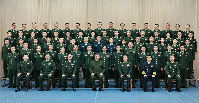 11月29日，中共中央总书记、国家主席、中央军委主席习近平到武警海警总队东海海区指挥部视察。这是习近平亲切接见东海海区指挥部有关同志，同大家合影留念。